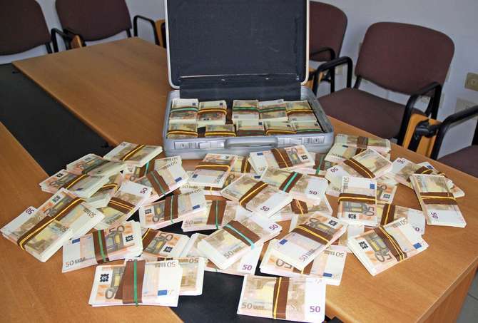 Blitz anti euro falsi, 56 arresti