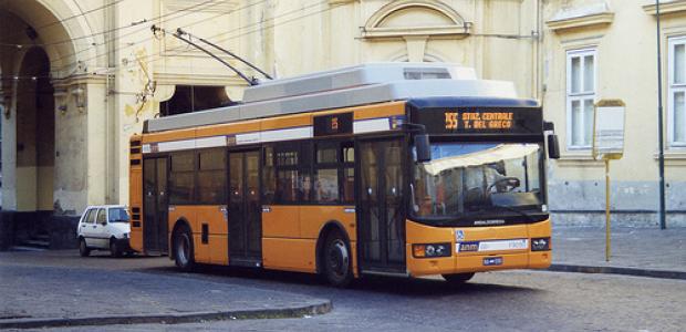 Pietre contro i bus ANM, la ditta minaccia di sospendere il transito per piazza G.B.Vico