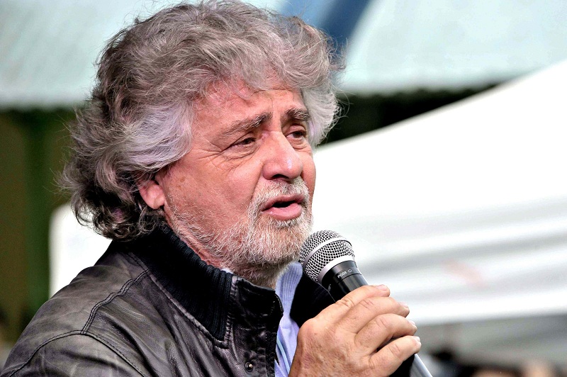 Fermato dai passanti, Beppe Grillo tiene un “minidibattito” sul lungomare di Napoli