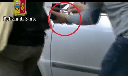 Derubava i passanti con una pinza, è stato arrestato a Napoli