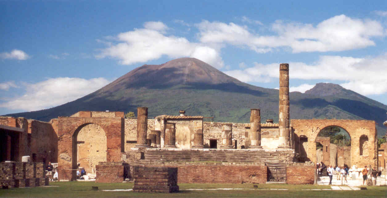Condannato il turista che aveva provato a rubare un mosaico a Pompei: due anni con la condizionale