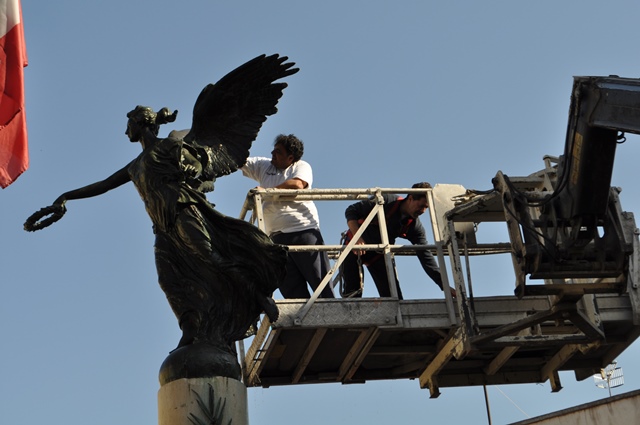 Saviano: i cittadini ripuliscono la statua della Vittoria