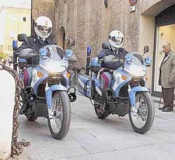Inseguimento nel centro di Napoli, arrestato un 19enne, quattro agenti feriti