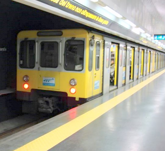 Disagi sulla Linea 1 della metro di Napoli, treni fermi e passeggeri appiedati