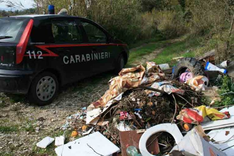 Provavano a smaltire illegalmente rifiuti speciali, denunciati dai carabinieri