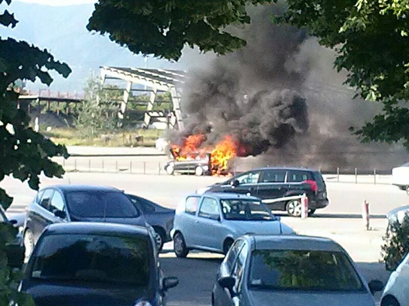 Nola: auto in fiamme al casello autostradale. Ritardi nei soccorsi