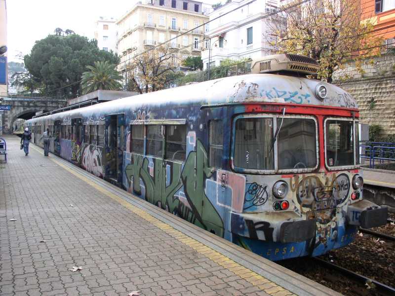 Non si accorge del treno in arrivo e viene scaraventata sulla banchina, tragedia sfiorata a Napoli