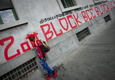 Napoli, tra giovani e striscioni si muove il corteo anti BCE