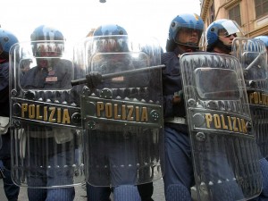 Scontri tra polizia e ultras del Napoli prima della partita contro l’Hellas Verona
