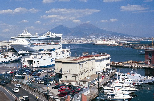 Napoli: Parlamentari e portavoce del MoVimento 5 Stelle  in visita al Porto