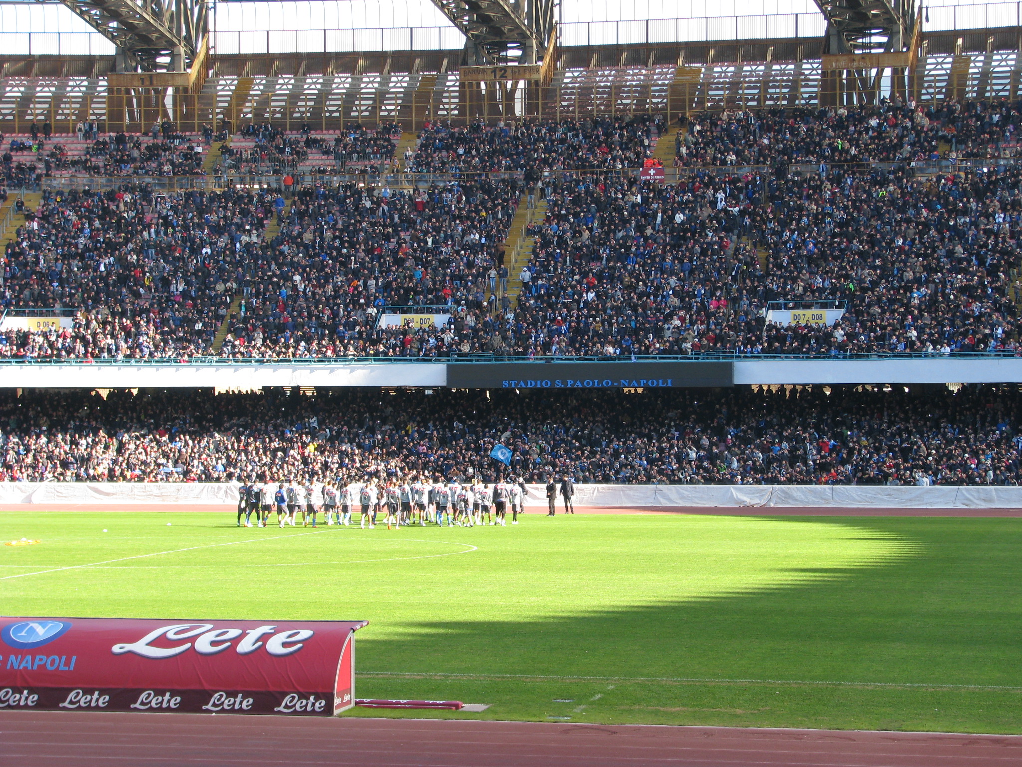 Euforia al San Paolo, in 25mila per l’allenamento del Napoli: esibita anche la Supercoppa