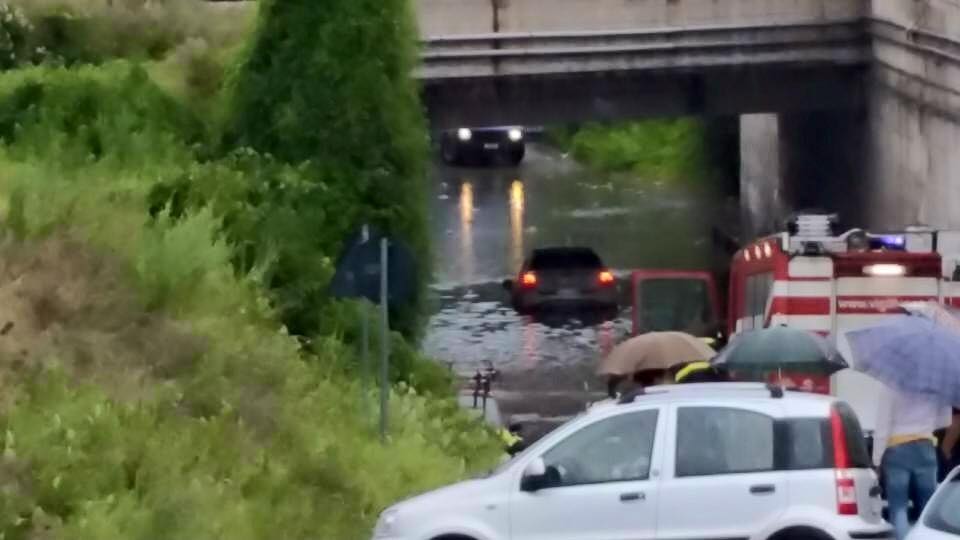 Bufera di pioggia a Nola, due poliziotti salvano cittadini dall’annegamento