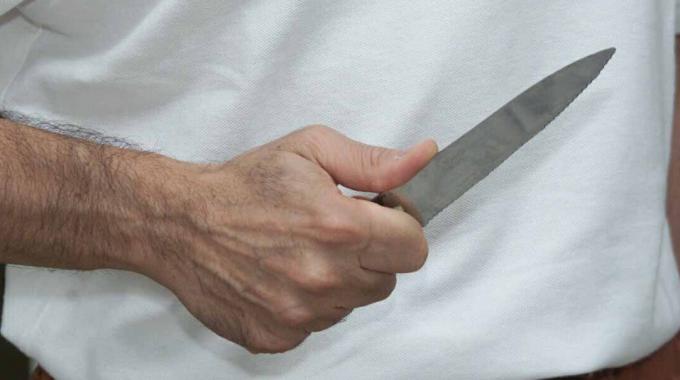 Follia a Nola: 48enne aggredisce condomini e poliziotti con coltello nel Rione Stella, per lui scatta il TSO
