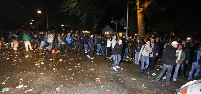 Rave party organizzato via Facebook degenera e diventa guerriglia con la polizia
