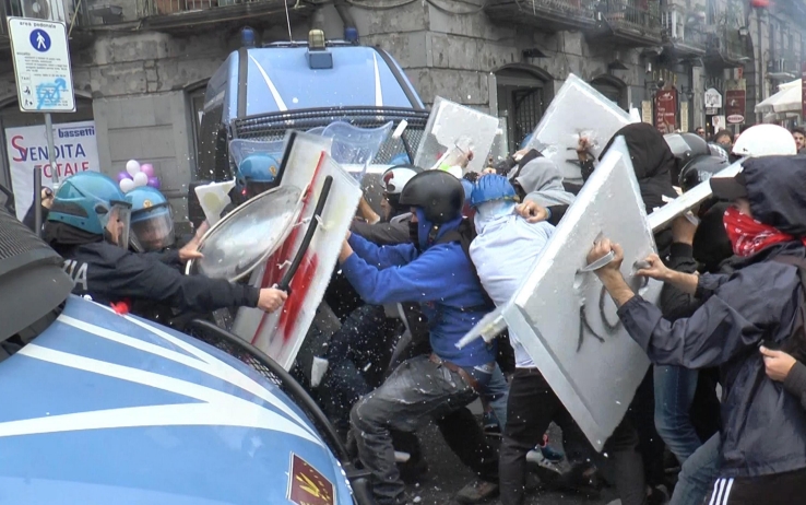 Napoli: scontri tra polizia e studenti. 8 feriti tra poliziotti e manifestanti