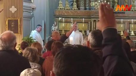 Messa in suffragio di Benito Mussolini con saluti romani in chiesa