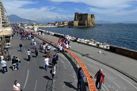 Napoli: realizzata la pizza più lunga del mondo, è record