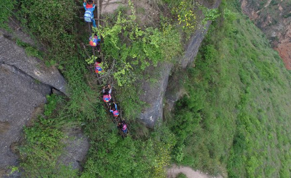 Incredibile ma vero: bambini in Cina scalano la montagna per andare a scuola