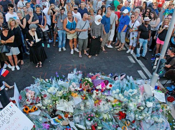 Tricolore di sangue: a Nizza sono 6 i nostri connazionali morti
