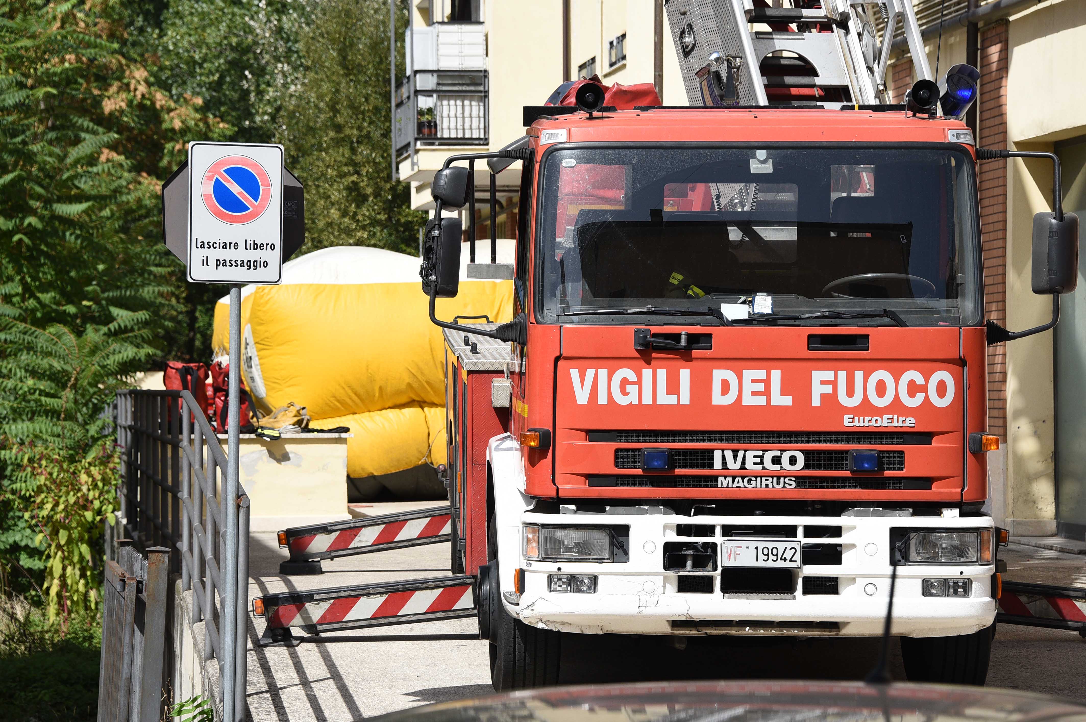 Napoli: donna tenta il suicido in Piazza Carlo III