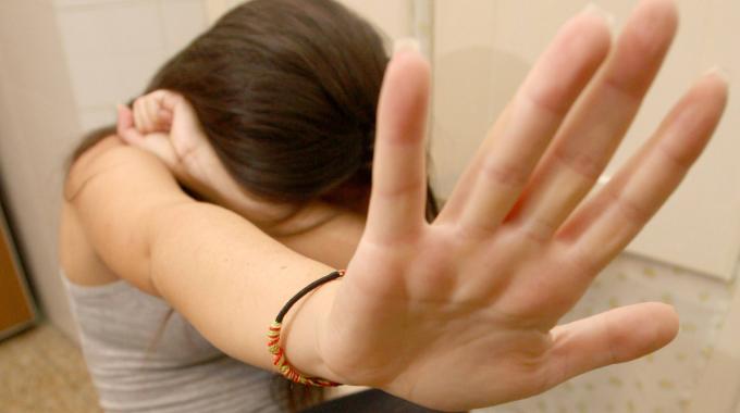 Mondragone: coppia violentava ripetutamente figlia