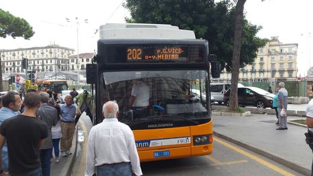 Follia a Napoli: 60enne accoltella conducente del filobus