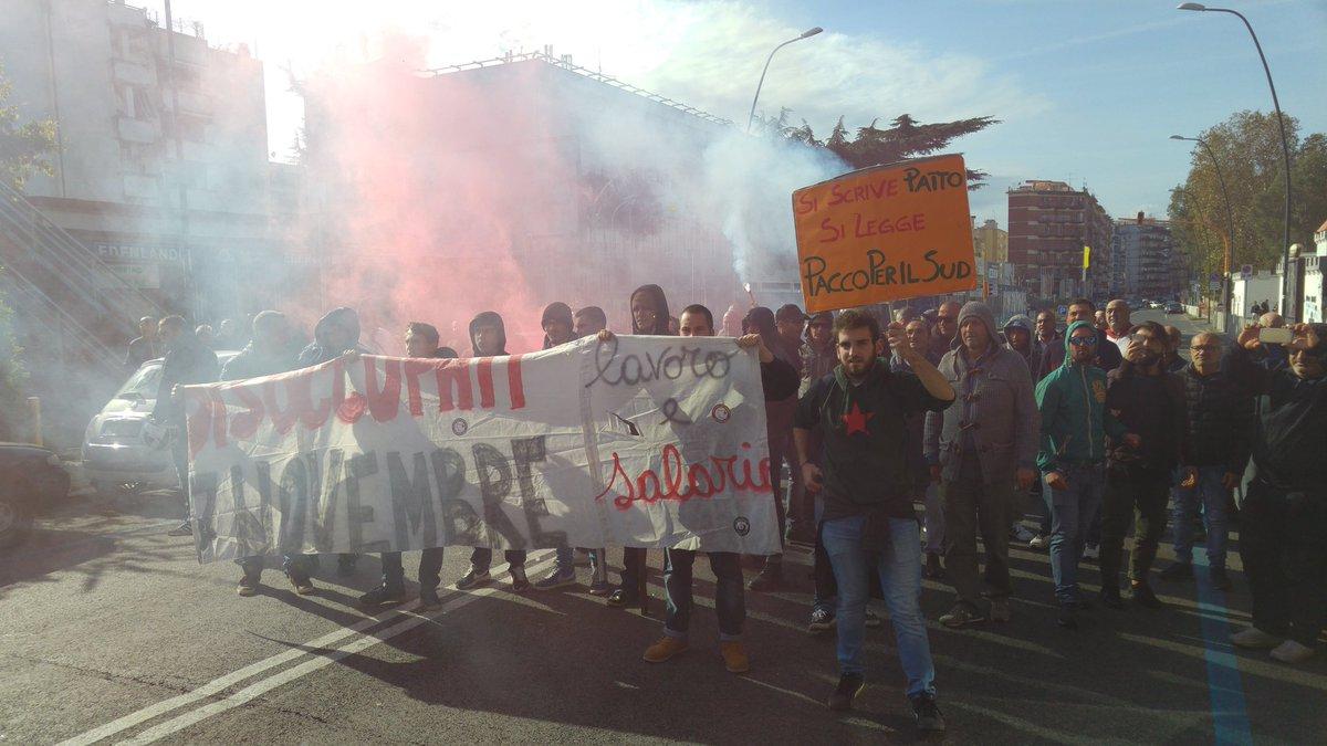 Napoli: Renzi torna ancora in città e scoppiano ancora proteste e tafferugli