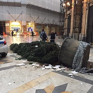 Napoli: vandalizzato l’albero di Natale della Galleria