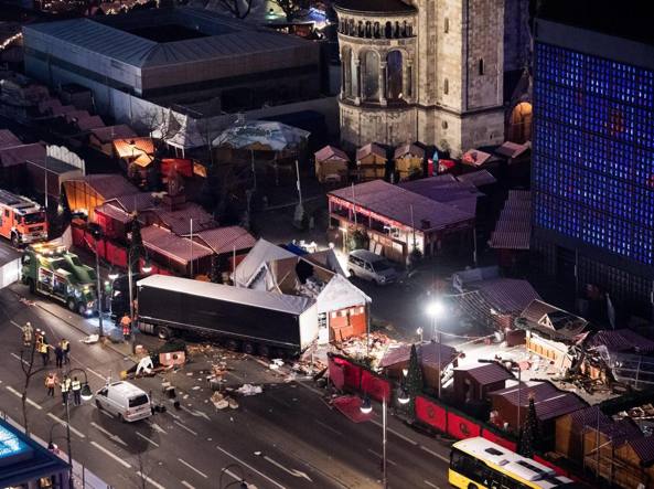 Terrorista di Berlino ucciso a Milano, una vittima italiana nell’attentato dei mercatini