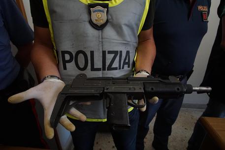 Napoli: trovata borsa piena d’armi nel cimitero di Poggioreale