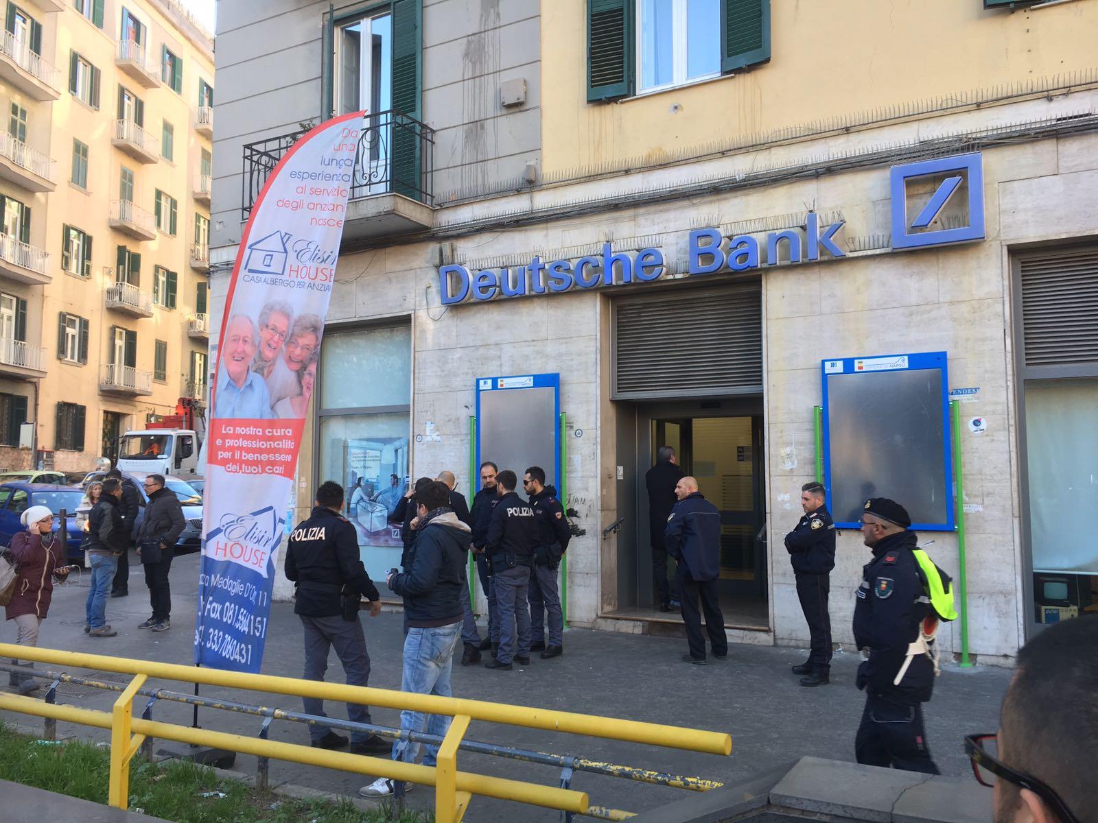 Napoli: rapina alla filiale della Deutsche Bank con ostaggi, i ladri fuggono con 6mila euro