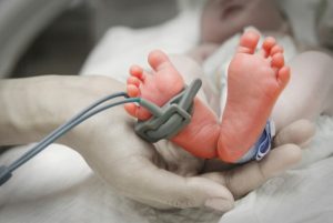 Napoli: ritorna la Befana del Prematuro, De Magistris in visita al reparto di Terapia Intensiva Neonatale