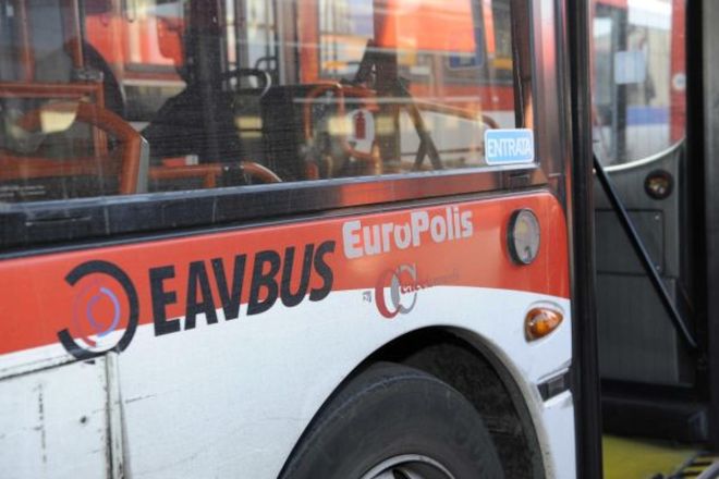 Napoli: dipendente Eav trova 5000 su bus e li restituisce al proprietario