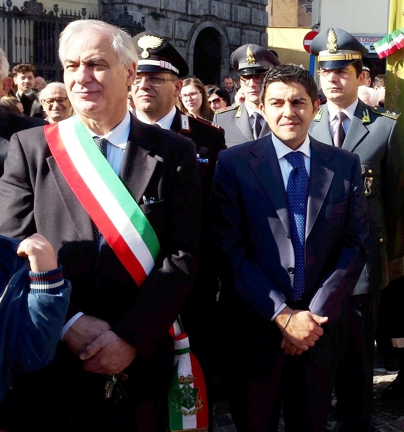 https://www.zerottounonews.it/wp-content/uploads/2017/02/Il-sindaco-e-il-presidente-del-Consiglio-di-Saviano.jpg