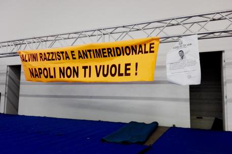 I napoletani rifiutano Salvini, manifestanti occupano sala congressi