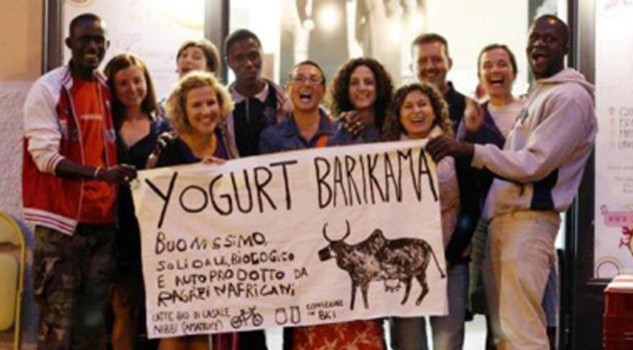 Dal vagabondaggio all’industria di latte per yougurt: la storia di un gruppo di migranti che in Italia ha trovato un futuro