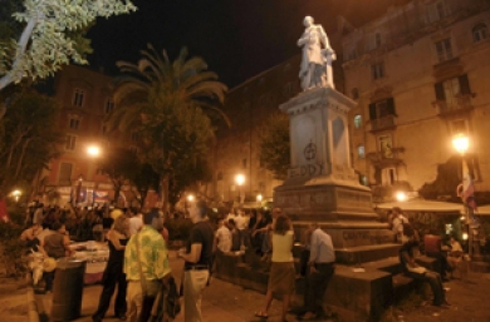 Napoli: manifestanti in piazza Bellini contro la movida incontrollata