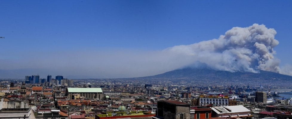 Duplice incendio sul Vesuvio, fiamme visibili a decine di kilometri di distanza