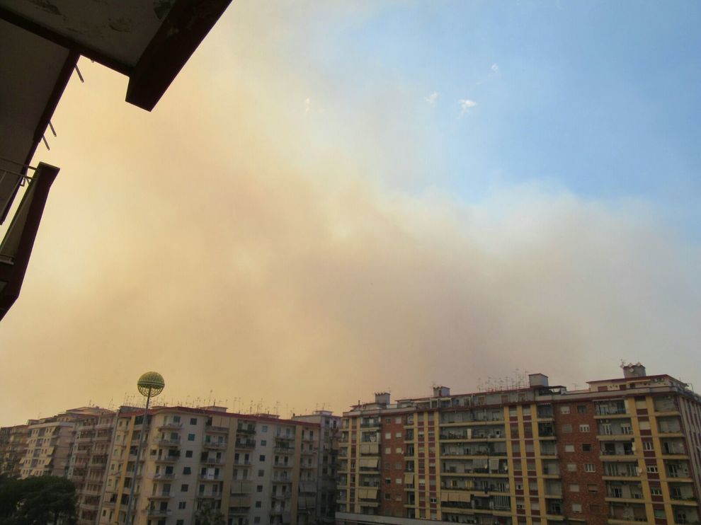 Napoli: incendi anche in città, problemi a Posillipo, ancora emergenza sul Vesuvio