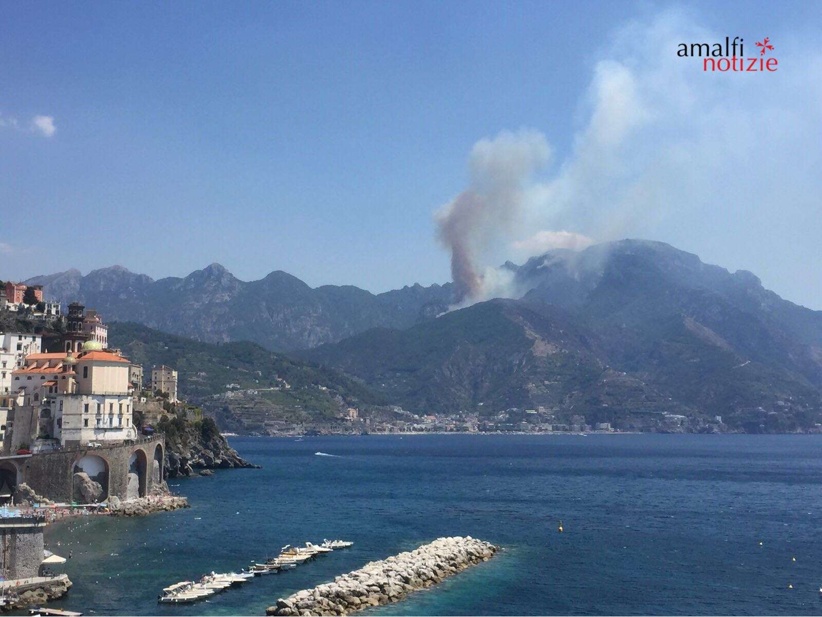 Agosto di fuoco in Campania: a fuoco il Monte Faito e la costiera, 1 arresto