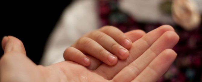 Napoli: neonata abbandonata affidata a papà single, 7 famiglie avevano rifiutato l’affido