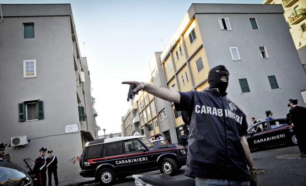 Scacco alla camorra a Scampia: blitz con 700 agenti delle forze dell’ordine