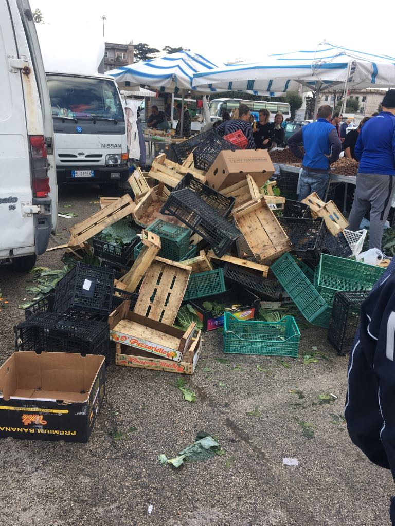Nola: troppi rifiuti abbandonati, sospeso il mercato settimanale