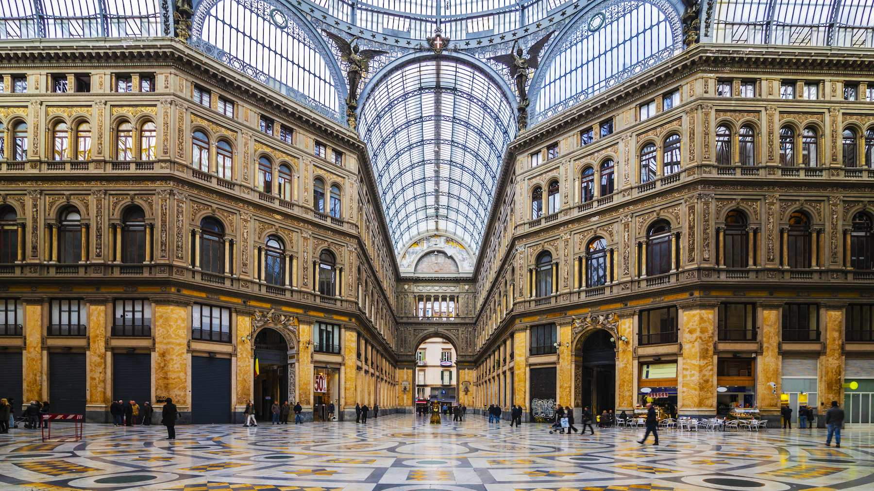 Napoli: ritrovato l’albero di Natale rubato dalla Galleria Umberto I
