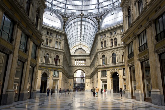 Napoli: non c’è pace per l’albero della Galleria Umberto I, ancora atti vandalici