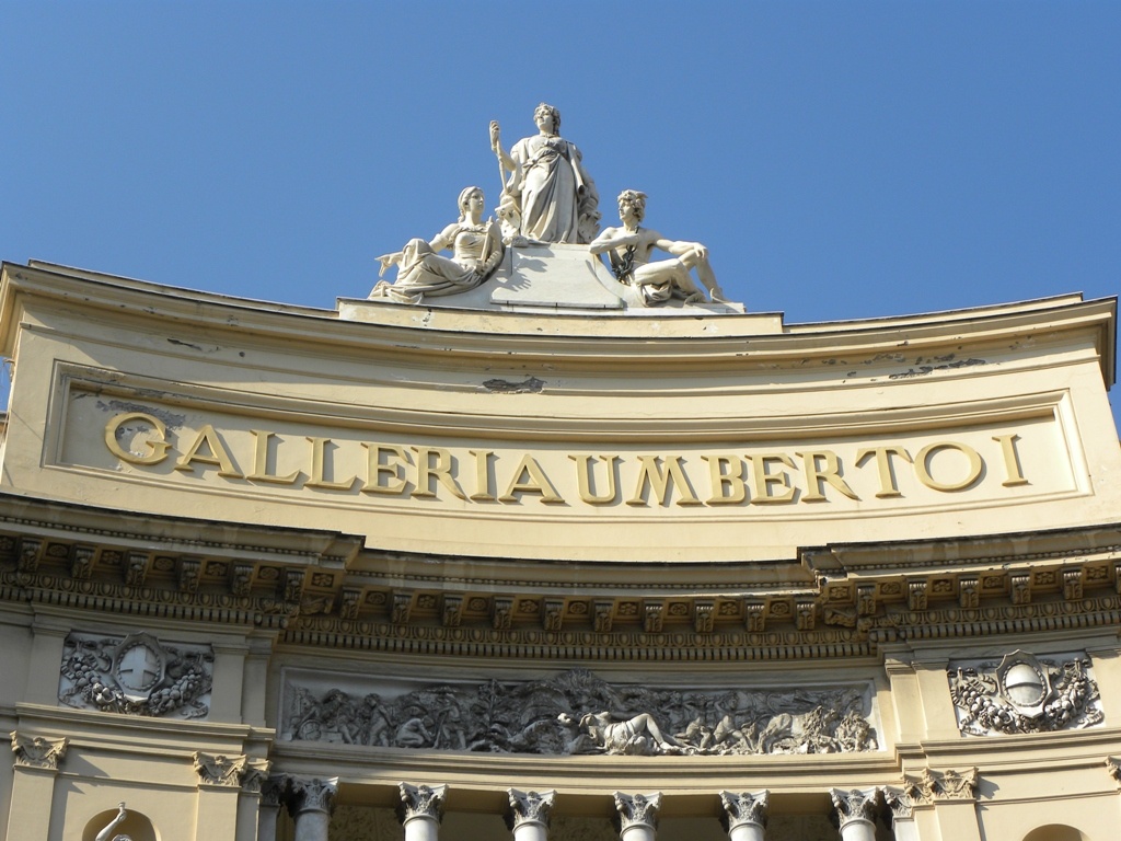 Napoli: sostituito l’albero della Galleria Umberto
