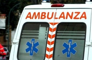 Tenta di suicidarsi con i gas di scarico in auto, salvato dai carabinieri