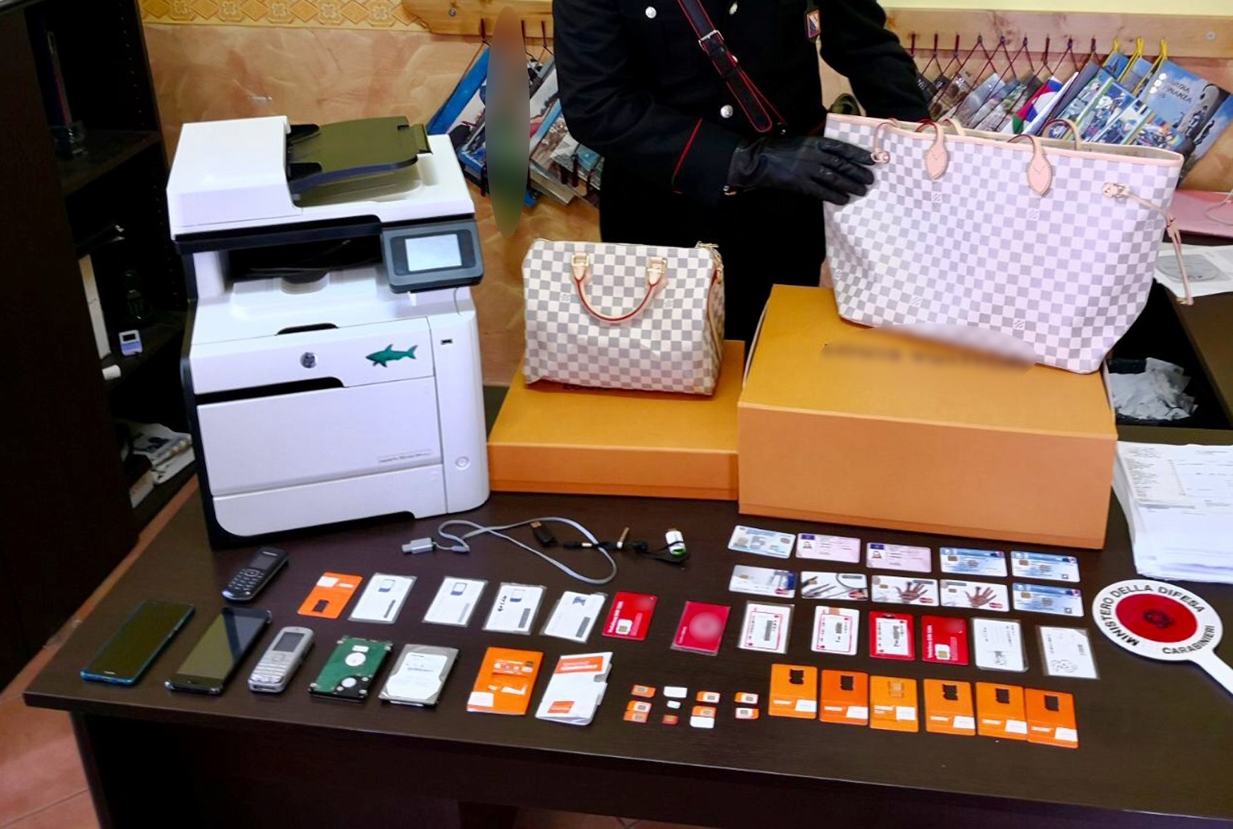 Pomigliano: falsificava documenti d’identità e borse, arrestato 36enne di Vitulazio