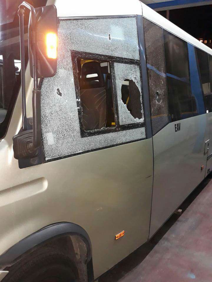 [FOTO] Napoli: insegue bus, gli taglia la strada e lo danneggia con una chiave inglese