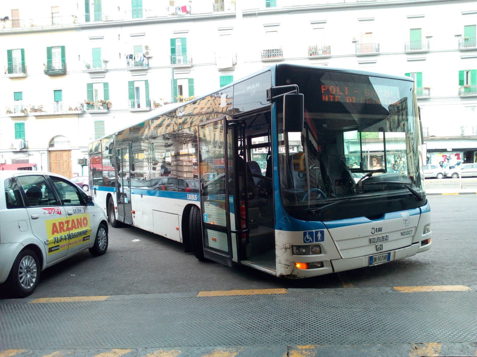 Napoli: cede braccetto di un bus e si blocca lo sterzo, nessun ferito